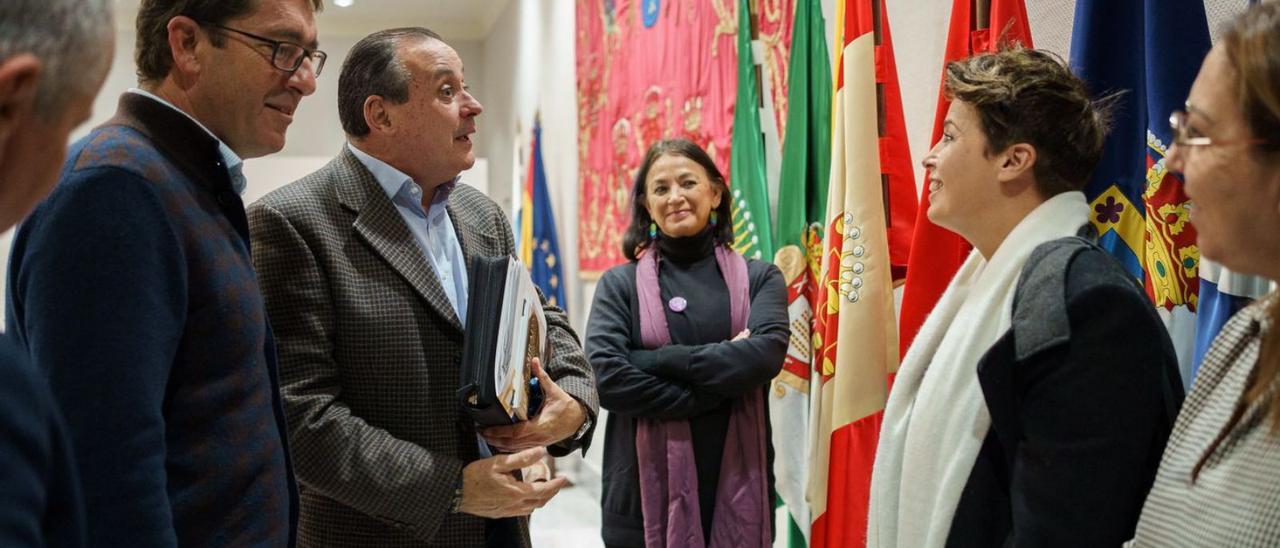Ana Pérez, con bufanda blanca, dialoga con el consejero de Sanidad, Blas Trujillo, en presencia del diputado Iñaki Lavandera.