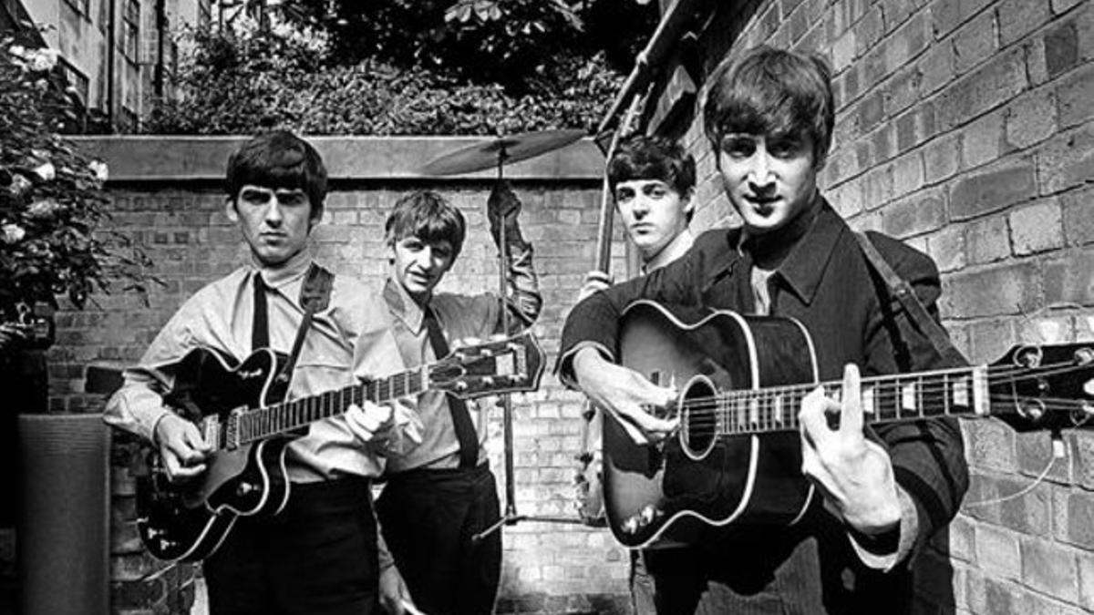 Clics míticos  La primera portada de prensa de los Beatles Año 1963. En el 'Daily Sketch', donde Terry O'Neill acaba de empezar a trabajar, le piden que les lleve «algo nuevo», así que se marcha a Abbey Road y retrata al grupo de Liverpool en un desc
