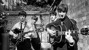 Clics míticos  La primera portada de prensa de los Beatles Año 1963. En el Daily Sketch, donde Terry ONeill acaba de empezar a trabajar, le piden que les lleve «algo nuevo», así que se marcha a Abbey Road y retrata al grupo de Liverpool en un desc