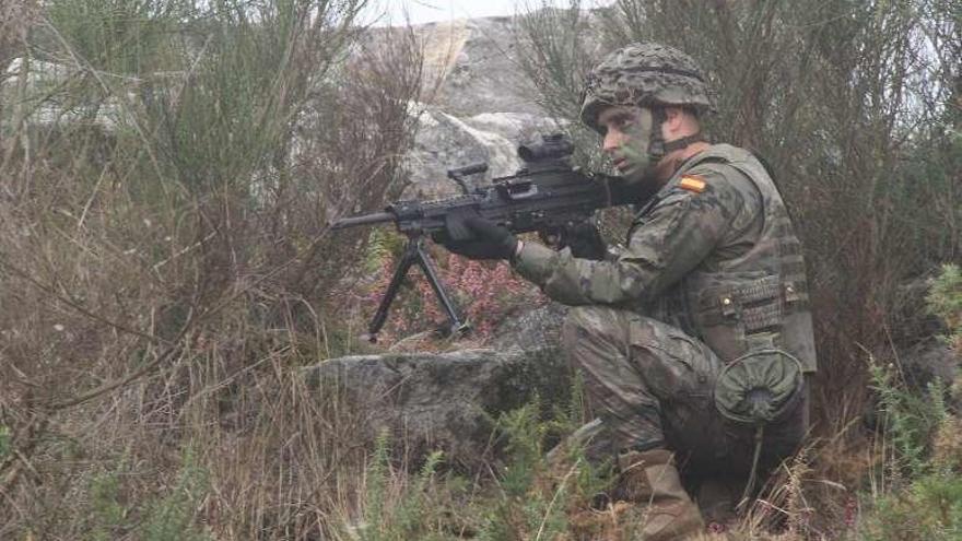 Un soldado español durante el ejercicio Iberian Sun en Lugo. // Brilat