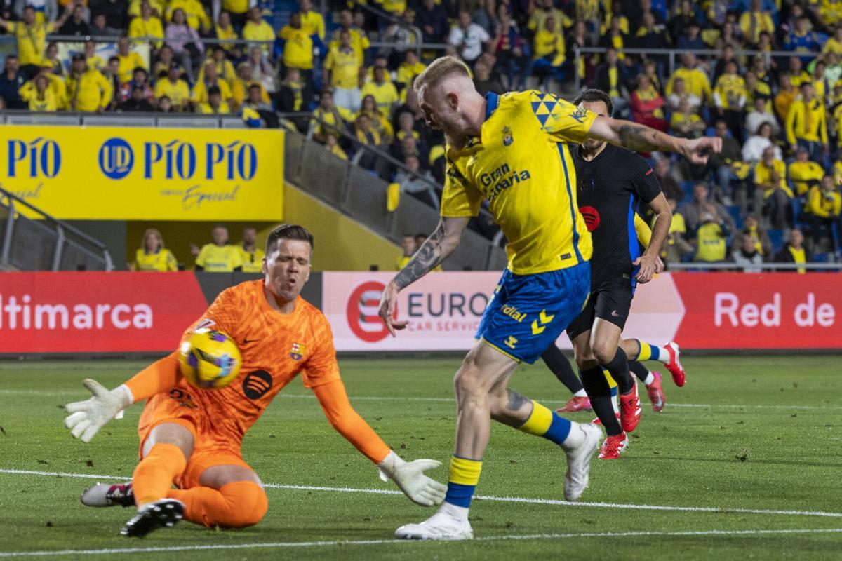 Wojciech Szczesny intenta detener el remate del delantero escocés de la UD Las Palmas Oli McBurnie.