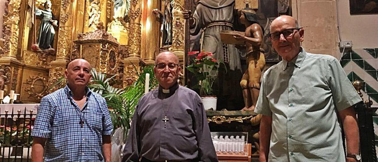 Tres de los cuatro frailes franciscanos menores que estos días ya preparan su marcha del convento &#039;petrer&#039;, junto a la figura de sant Juníper.