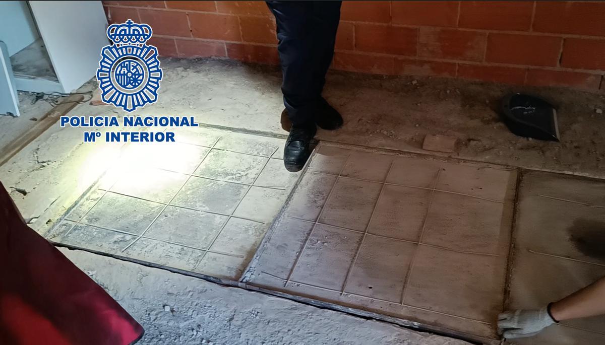 Imagen del zulo descubierto por la Policía Nacional en un chalet de Almassora.