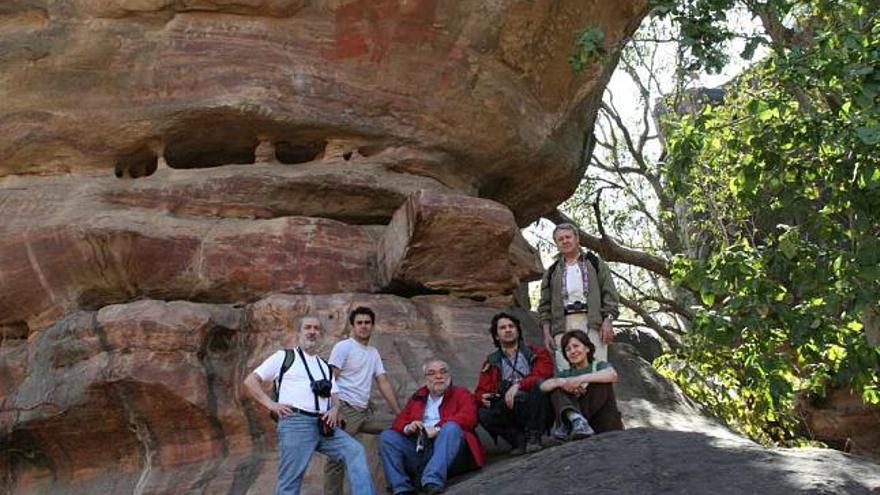 Miembros del Centre d&#039;Estudis Contestans, el Instituto Valenciano y la Universidad de Alicante en Bhimbetka