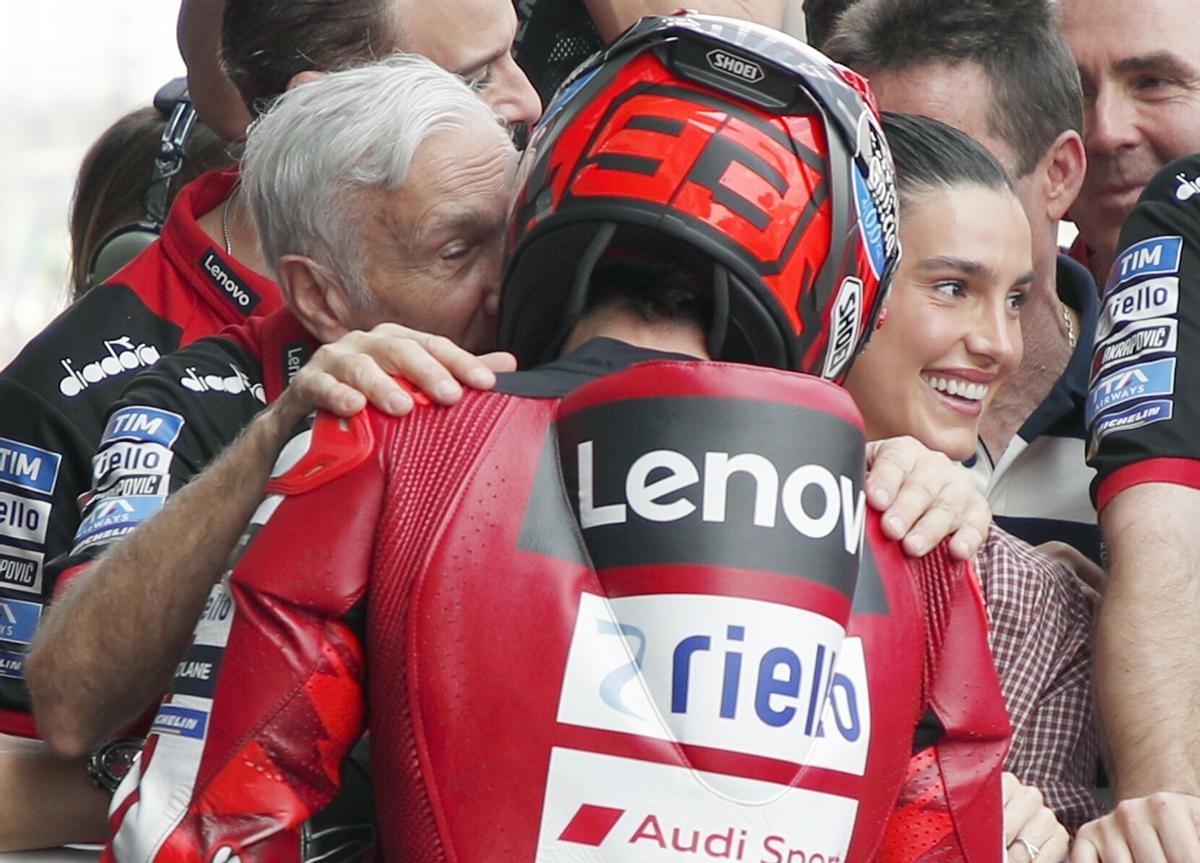 David Tardozzi, Team Manager de Ducati Lenovo, dialoga con Marc Márquez en la parrilla de Buriram.