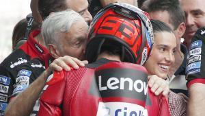 Buriram (Thailand), 28/02/2026.- Spanish MotoGP rider Marc Marquez (C) of Ducati Lenovo Team celebrates with his girlfriend Gemma Pinto (R) and team manager Davide Tardozzi (L) after finishing in second position during a qualifying session for the Motorcycling Grand Prix of Thailand at Chang International Circuit, Buriram province, Thailand, 28 February 2026. (Motociclismo, Tailandia) EFE/EPA/RUNGROJ YONGRIT