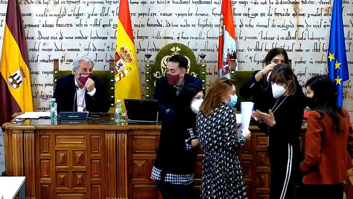 Los portavoces conversando con los técnicos durante el receso por problemas técnicos.