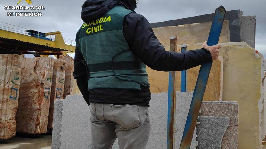 Un agente del Equipo Roca de la Guardia Civil de Ibi durante una inspección en una de las empresas afectadas.