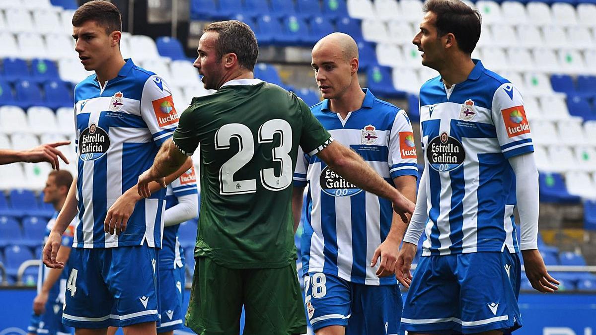 Juan Rodríguez y Pescador, los dos fabrilistas titulares ayer, junto a Borges. |  // CARLOS PARDELLAS