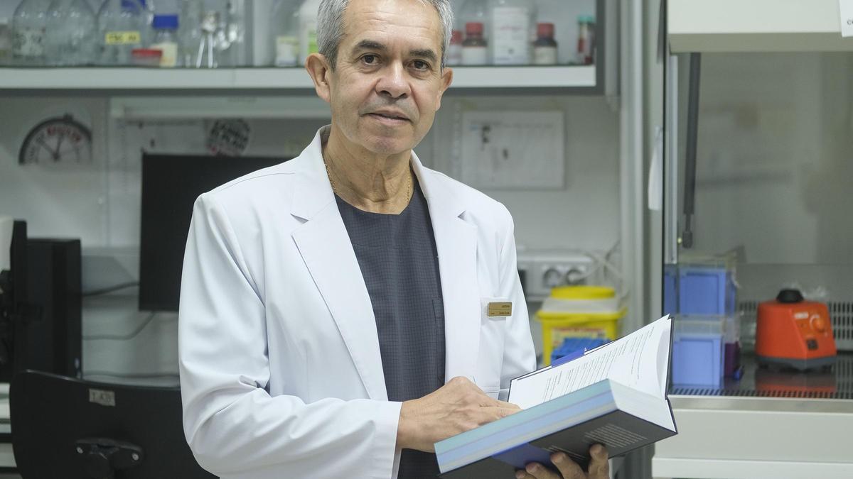 Francisco Jiménez Acosta hojea un ejemplar de su libro en su consulta.