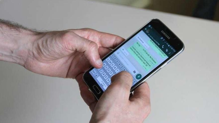 El servicio de mensajería WhatsApp en un teléfono móvil. // Iñaki Osorio