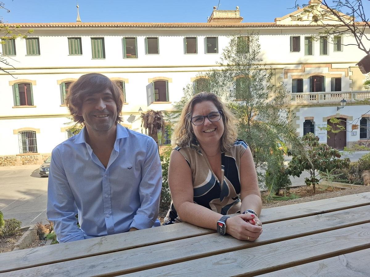 Carlos Pérez-Rioja, director de El Monte, y la directora pedagógica de Infantil y Primaria, Eva Jiménez, en el aula de naturaleza.