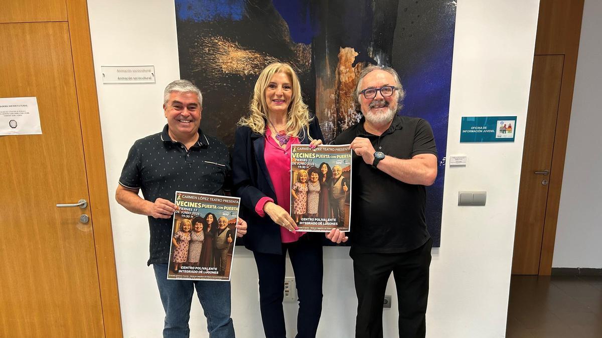 La concejala, en el centro, junto a los actores José Luis Capel y Quillo Coto.