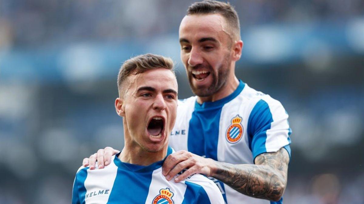 Pedrosa celebra junto a Darder su gol ante el Alavés