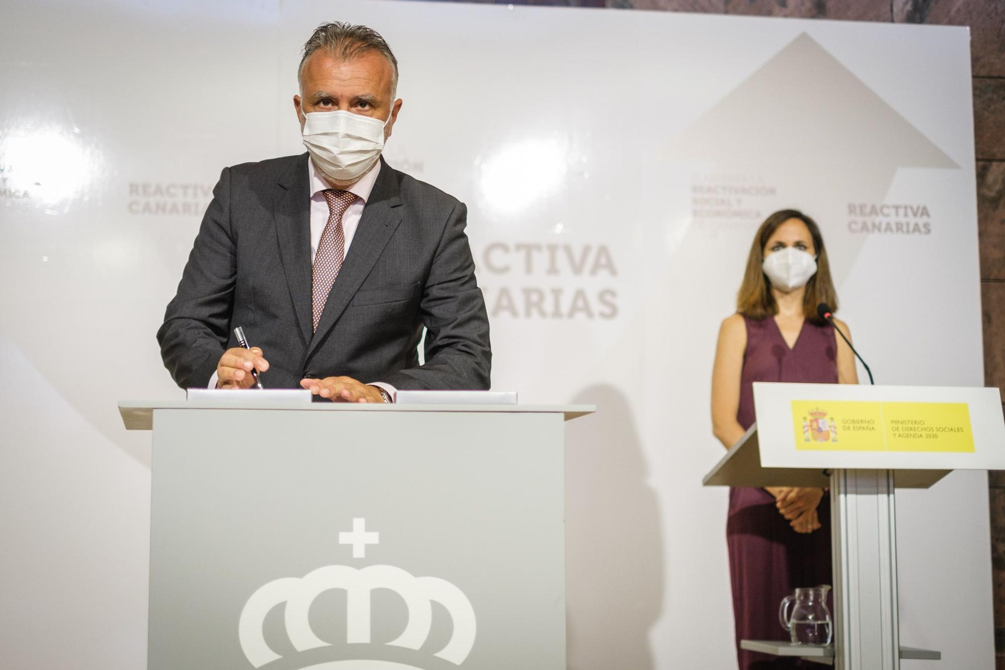 El presidente de Canarias, Ángel Víctor Torres,y la ministra de Derechos Sociales y Agenda 2030, Ione Belarra, firman el convenio