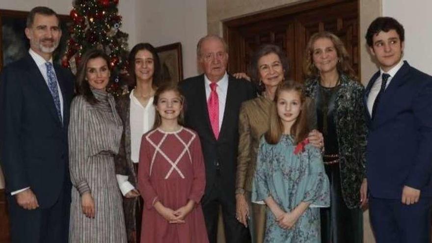 Juan Carlos con la reina Sofía, los Reyes, la princesa de Asturias, las infantas Sofía y Elena y los hijos de esta última.