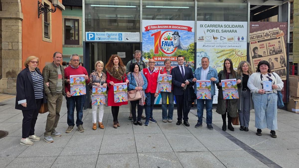 De izquierda a derecha, Pilar Rodríguez, Benjamín Iglesias, Alejandro Ferrera, Rosa Saldaña, Beatriz Ayuso, Javier Val, Ana María Díaz, Alejandro Vigil, Marta Reneses, Víctor Corrales, Pelayo García, Yolanda Fidalgo, Paqui Ciudad y Alejandra Landa.