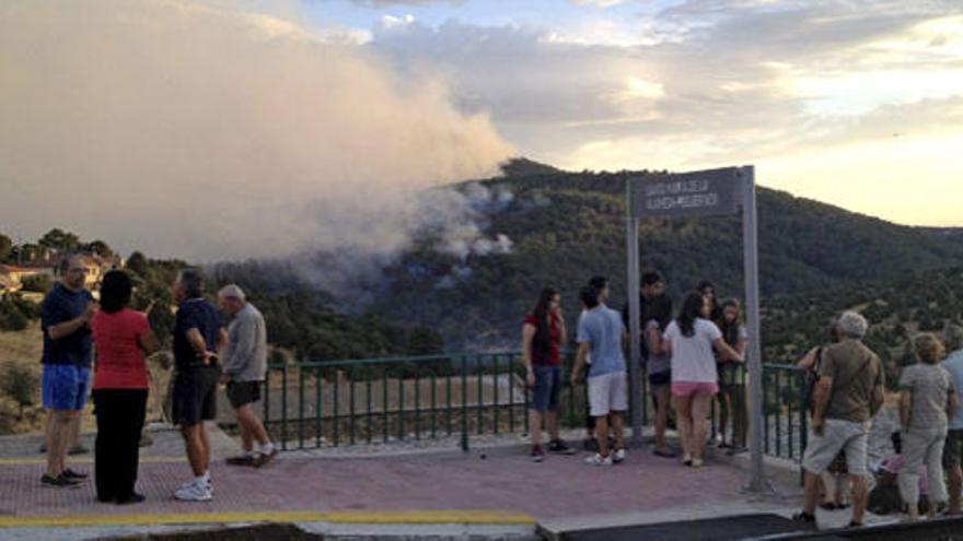 Vecinos observan el fuego