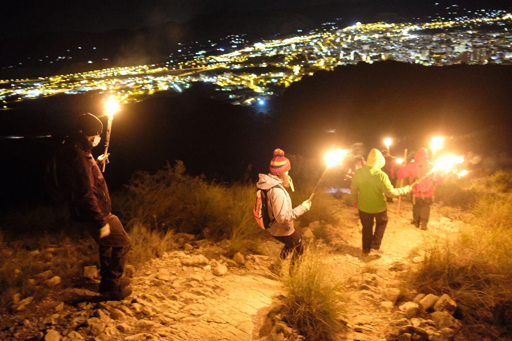 Bajada de antorchas del monte Bolón de Elda en la noche de Reyes