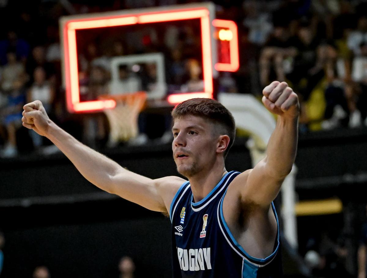 Joaquín Rodríguez celebra el triunfo de Uruguay.
