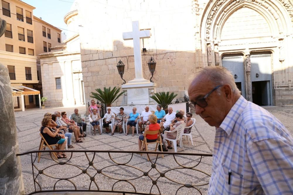 Vecinos de Callosa de Segura llevan 7 meses vigilando para que no retiren la Cruz