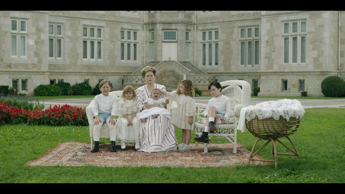 Victoria Eugenia y sus hijos (Palacio de la Magdalena)