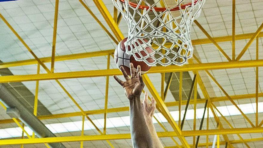 Diversos jugadors batallant per un rebot ahir a Ourense.