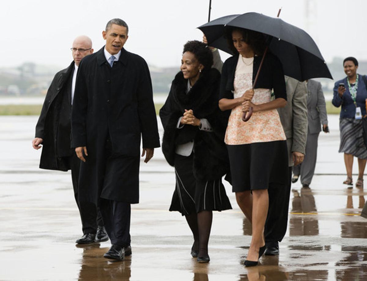 El president dels Estats Units, Barack Obama, amb la primera dama, Michelle Obama, a l’arribar al funeral.