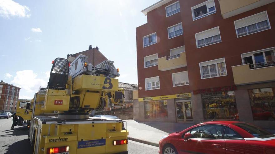 Una actuación de los bomberos en la avenida de Santa Apolonia.