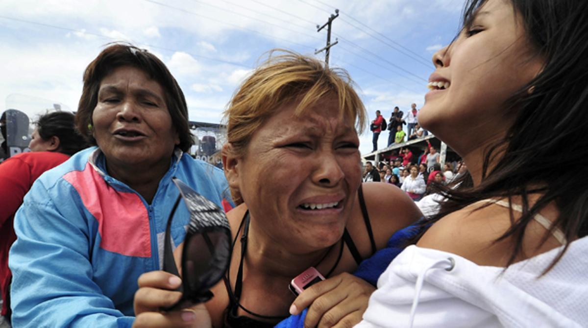 Familiars de reus del penal d’Apodaca, a la zona metropolitana de Monterrey, ploren després de no obtenir informació sobre la situació dels reclusos.