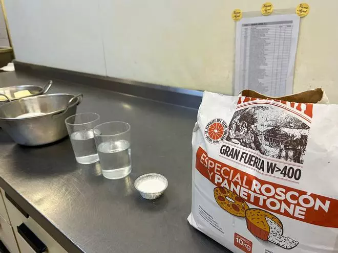 Así se hace un roscón de Reyes artesanal en Madrid: el paso a paso en el obrador de Viena Azul