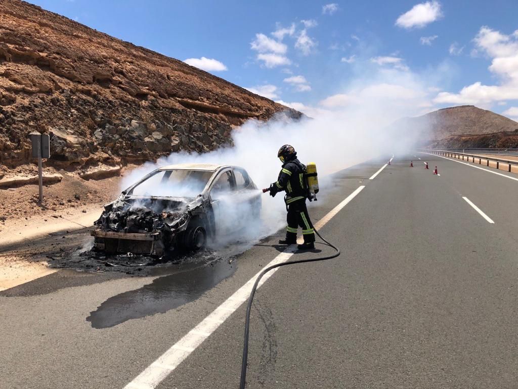Un hombre sale ileso tras arder su vehículo en Fuerteventura (8/5/2021)