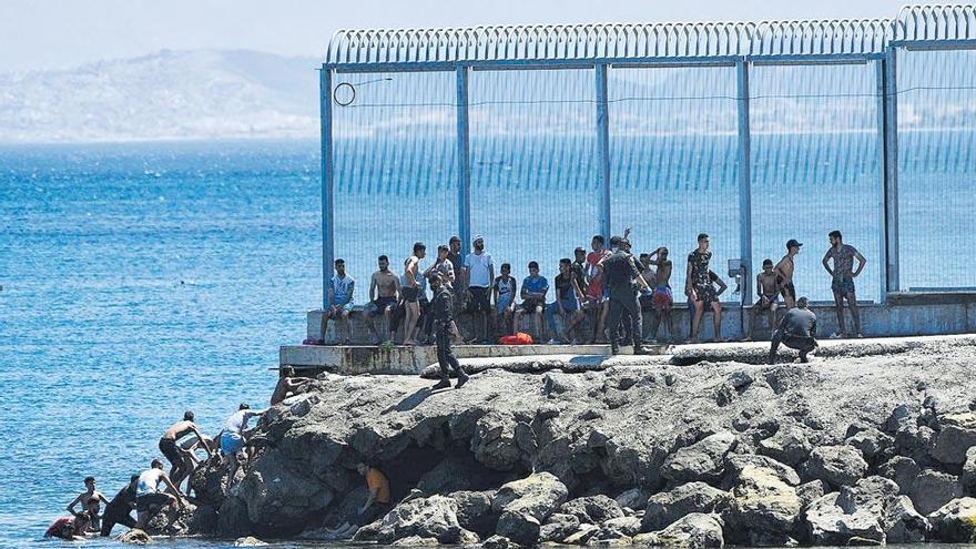 Inmigrantes llegan a nado a la frontera de Ceuta, este lunes.