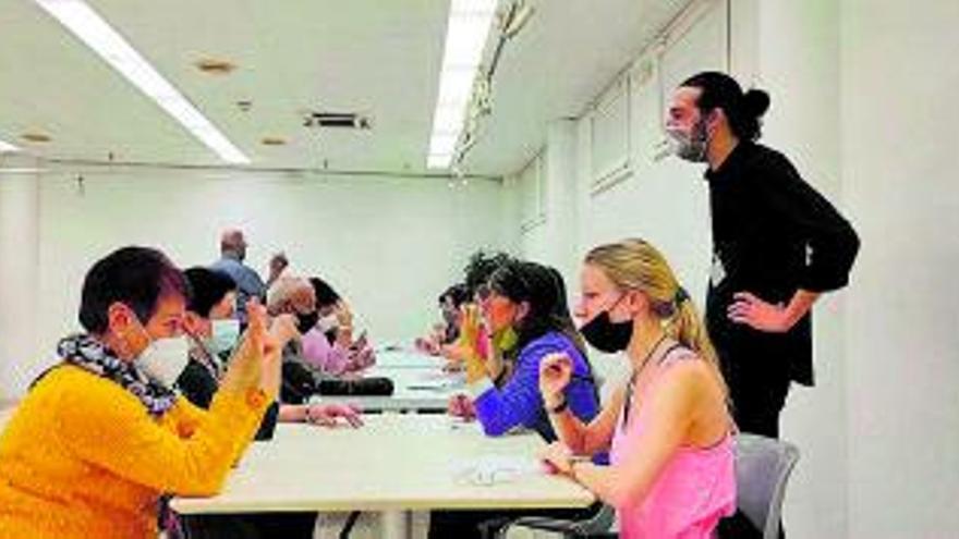 Una quinzena de sallentins i sallentines s’introdueixen en el llenguatge de signes  | AJUNTAMENT DE SALLENT