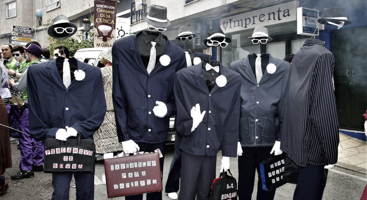 El llamativo disfraz de la familia Castaño en la edición de 2014. | XOSÉ CARLOS VILLAVERDE