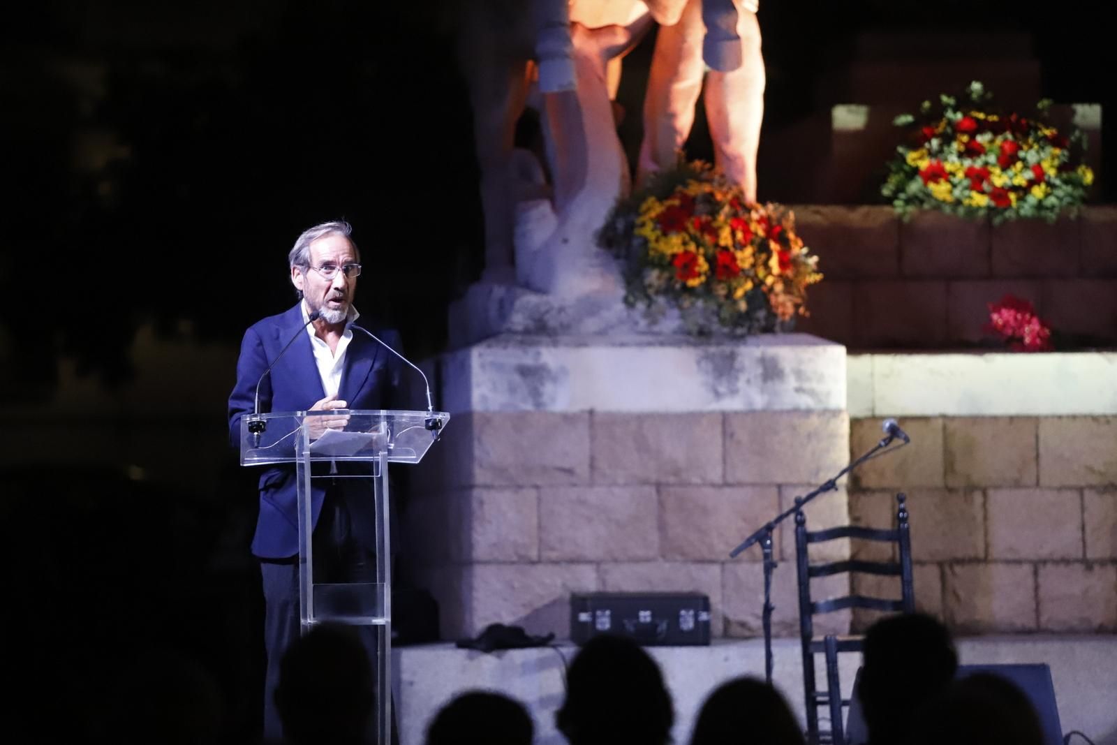 El homenaje y ofrenda floral a Manolete, en imágenes