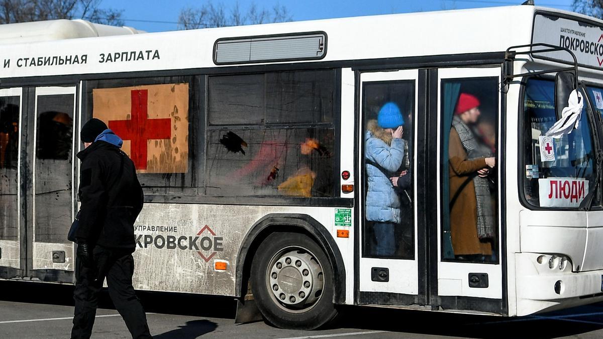 Población evacuada en autobús desde Mariupol hacia Zaporizhzhia