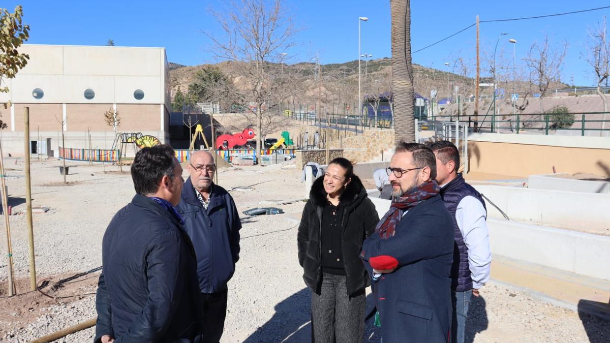 La edil de Desarrollo Local, Isabel Casalduero, y el alcalde, Diego José Mateos, supervisando los trabajos finales de la ampliación del Parque de San Antonio.