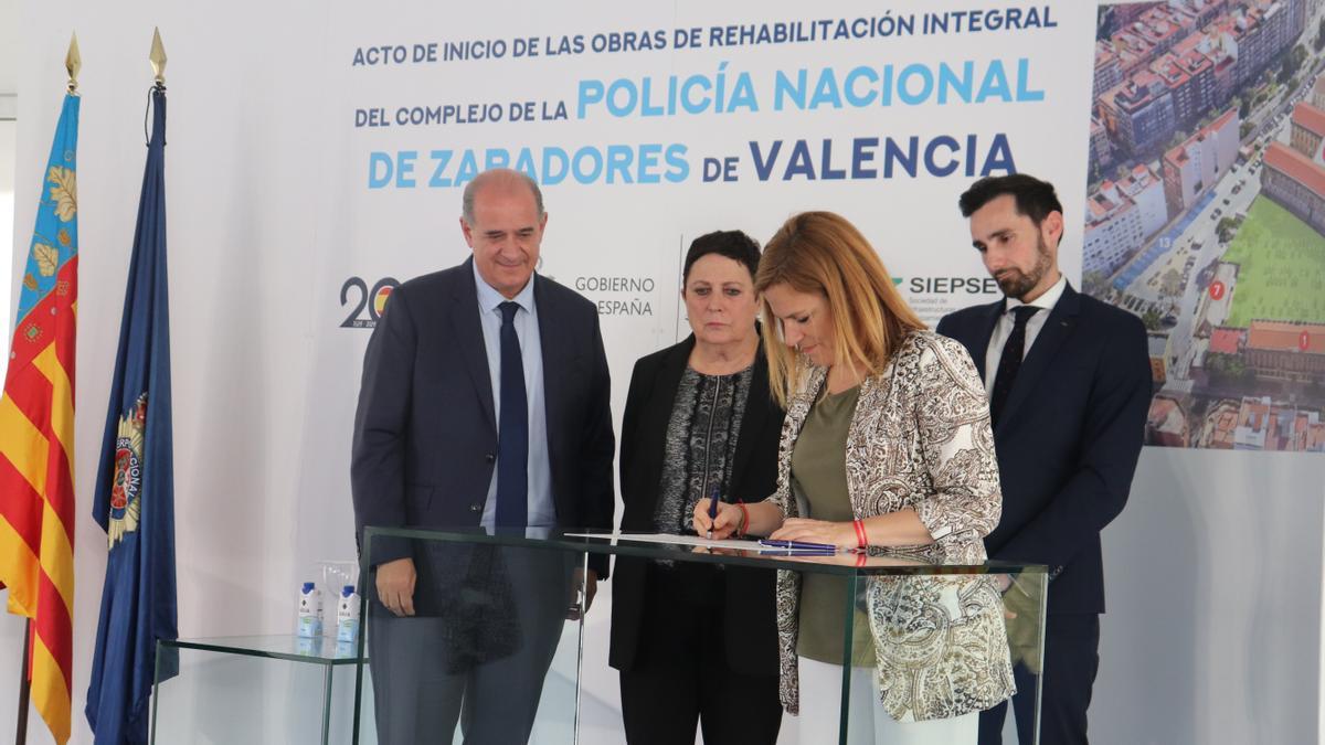 La delegada del Gobierno, Pilar Bernabé, en el acto de inauguración de las obras junto al secretario de Estado de Seguridad, Rafael Pérez.