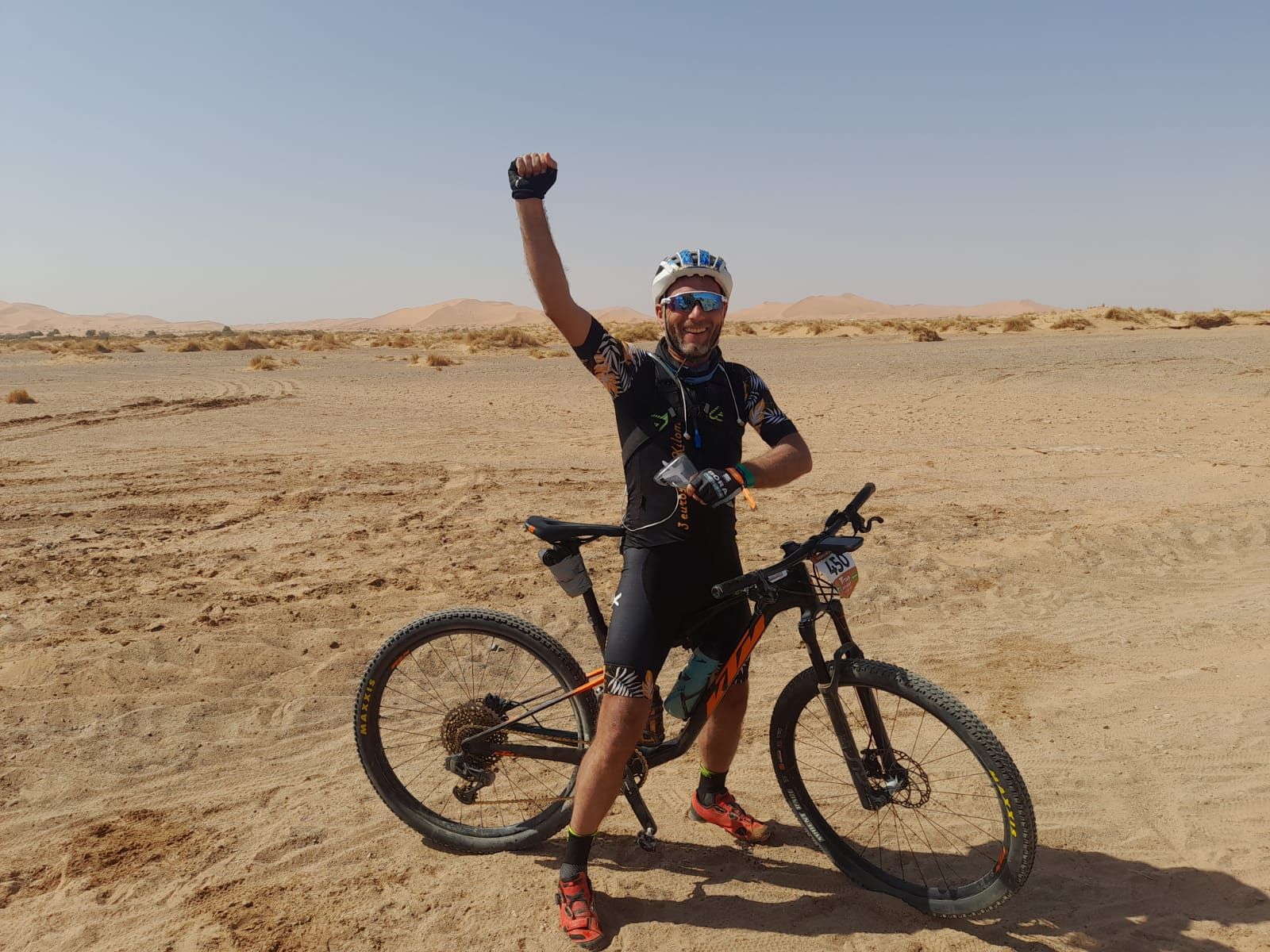 El empresario silledense, con su bicicleta en pleno desierto.