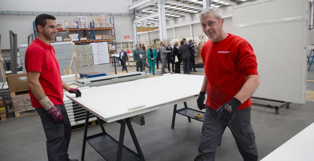 Nieves Fernández, suegra del presidente de Asturmadi, sentada junto a sus nietos, Manuel y Valle. Tras ellos, el presidente de la Cámara de Avilés, Daniel González, saluda a Barbón.  | MIKI LÓPEZ