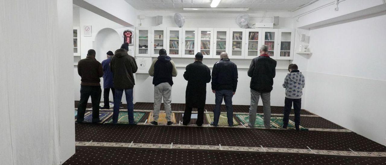 Musulmanes rezan en una de las cinco oraciones diarias que hace la mezquita Ihsan, en Son Gotleu, en Mallorca.