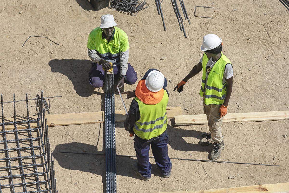 Trabajadores en unas obras de construcción en Ourense en una jornada de ola de calor. OBREROS