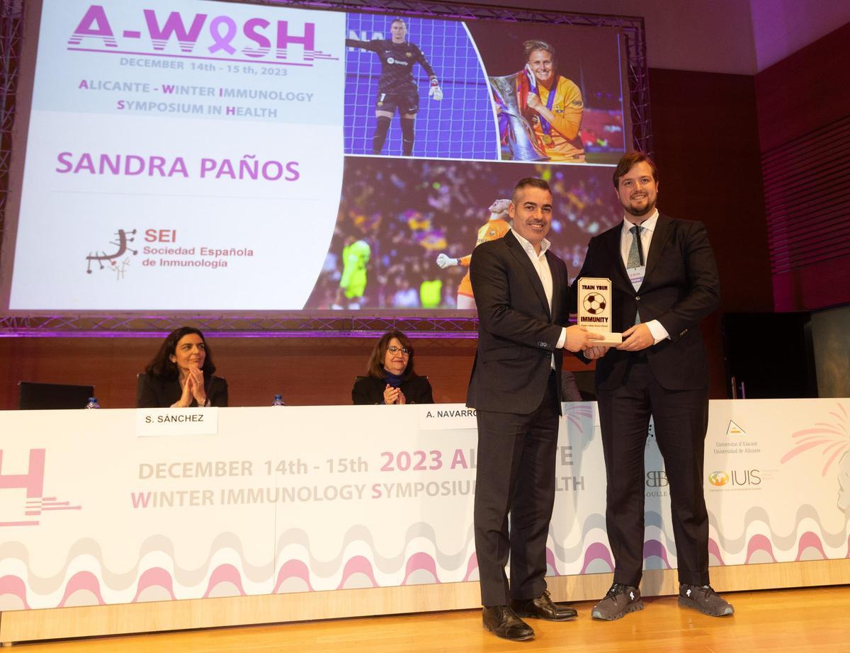 Jenni Hermoso recibe el premio "Entrena tu inmunidad" en Alicante
