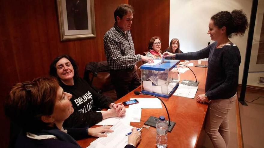 Una trabajadora municipal vota en el referéndum celebrado ayer.