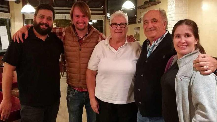 La familia Pose Ventura y David Sueiro, en el local de Argentinos Burguer.