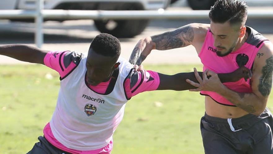 Cabaco, junto a Boateng en un entrenamiento.