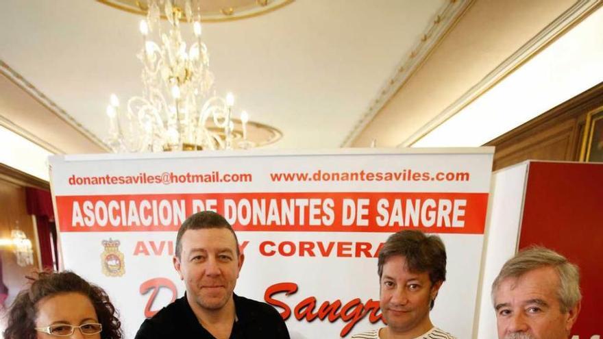 Participantes en el maratón de sangre de Avilés, ayer, en el Ayuntamiento.