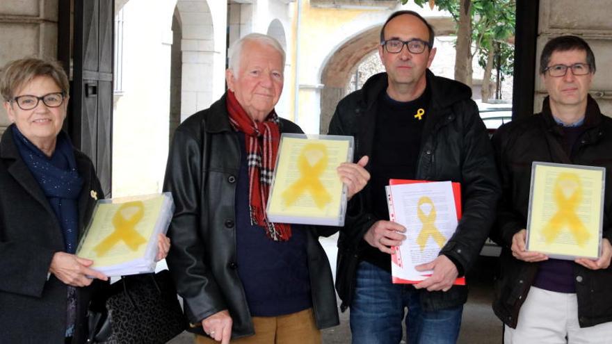 Feligresos de Cristians per la Llibertat amb les firmes que han entregat al Bisbe de Girona