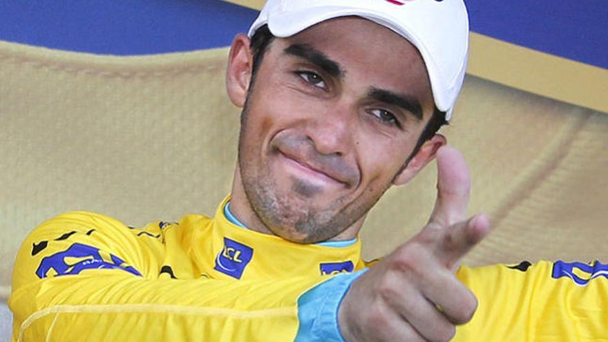 Alberto Contador, en el podio del Tour de Francia, con el maillot amarillo